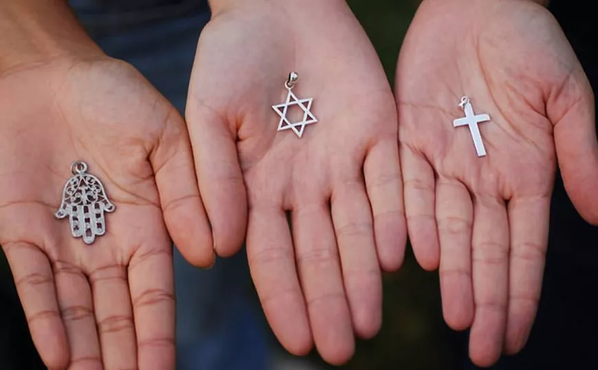 trzy symbole religijne na dłoniach
