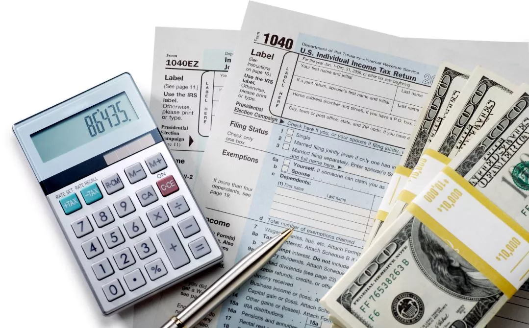 druki podatkowe, kalkulator i pliki banknotów na białym tle