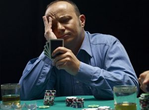 mezczyzna grający w pokera w kasynie