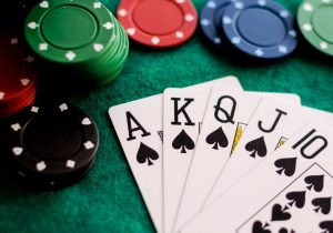 żetony i karty na pokerowym stole