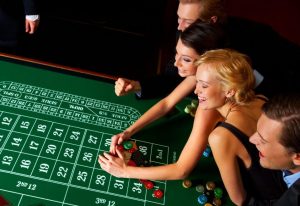 Grupa młodych ludzi gra w kasynie