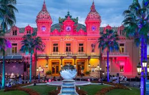 Zdjęcie oświetlonego kasyna w Monte Carlo