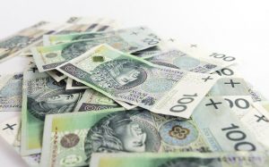 banknoty stuzłotowe na białym tle