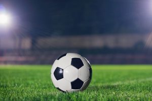Piłka do futbolu na oświetlonym boisku