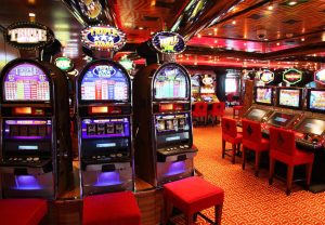 wnętrze kasyna z automatami do gier