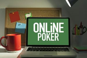 ekran laptopa z napisem Poker Online na zielonym tle