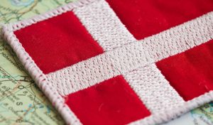 mała flaga Danii położona na mapie