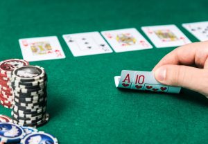 karty do gry oraz pokerowe żetony na stole do pokera