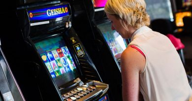 Czy gra na quizomatach to hazard? kobieta przed maszyną do gier
