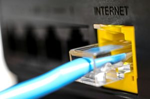 kabel internetowy wpięty do gniazdka podpisanego INTERNET