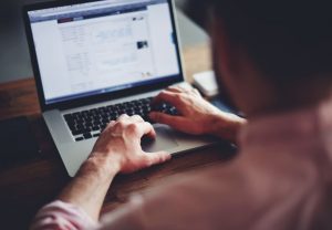 mężczyzna pracujący na laptopie