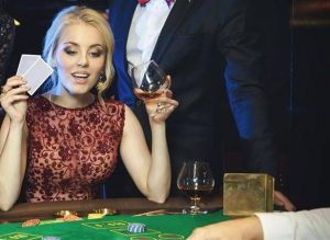 kobieta przy stole pokerowym