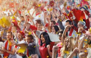 Duża grupa ludzi kibicujących na stadionie piłkarskim