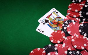 karty do gry i żetony na pokerowym stole