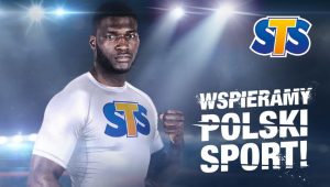 Izu Ugonoh i logo STS