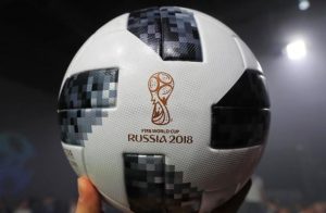 piłka futbolowa z logo MŚ 2018